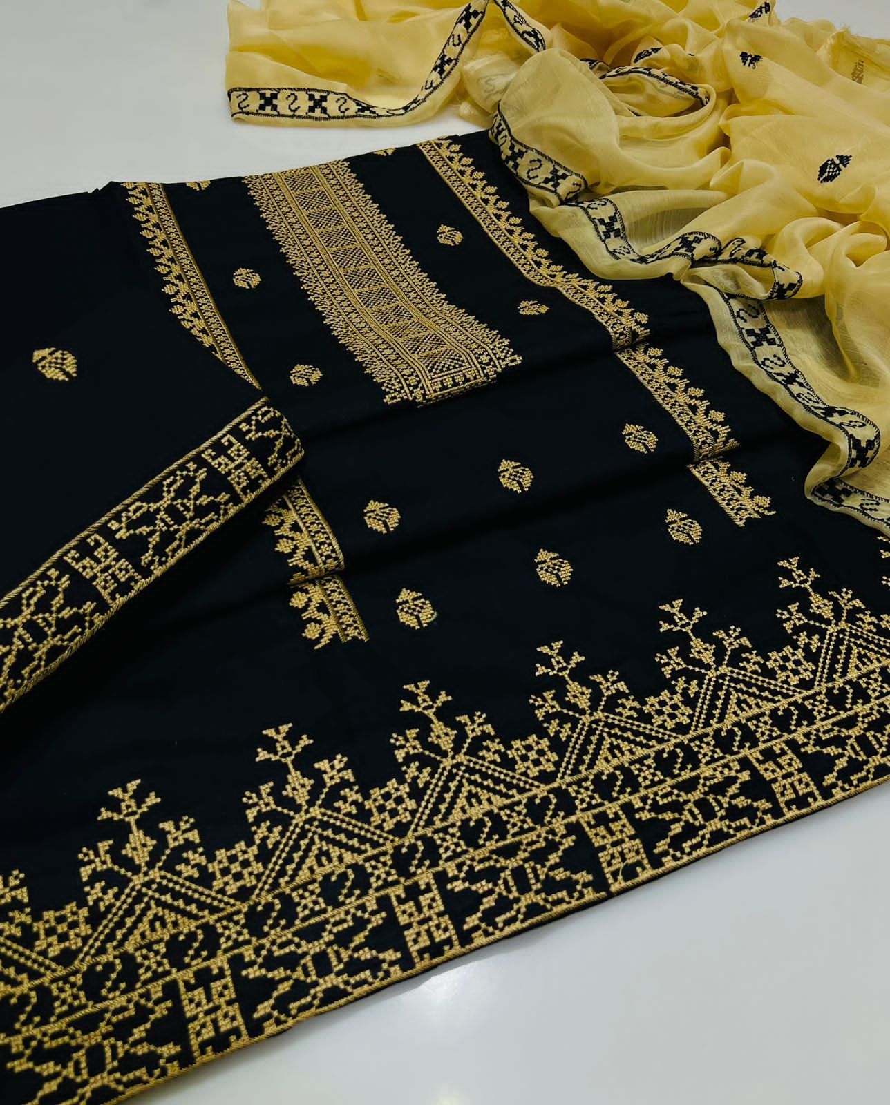 Eid Collection 2K26 – 3 Pcs Lawn / Cotton Hit Traditional Embroidery Suit