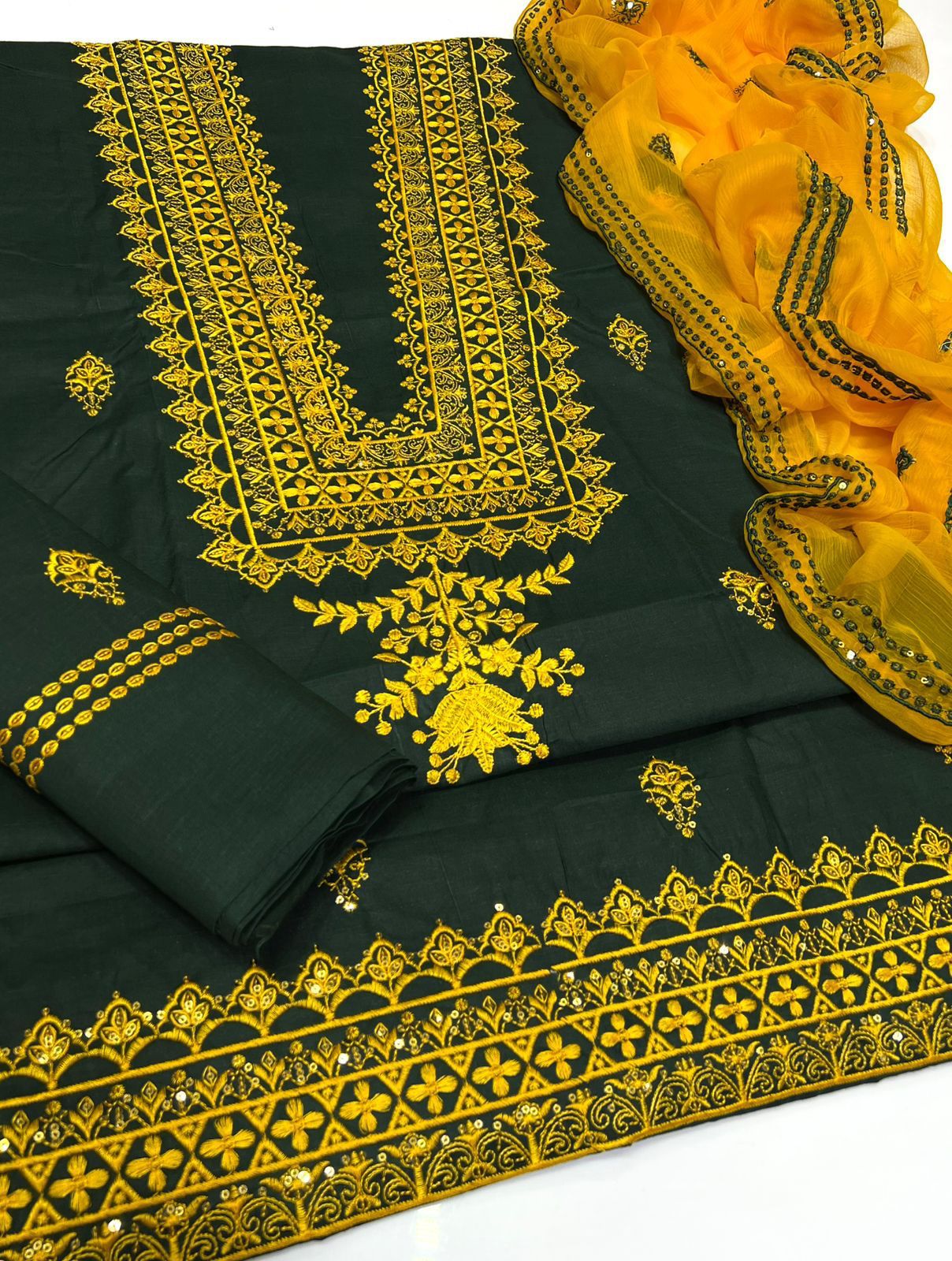 Eid Collection 2K26 – 3 Pcs Lawn / Cotton Hit Traditional Embroidery Suit