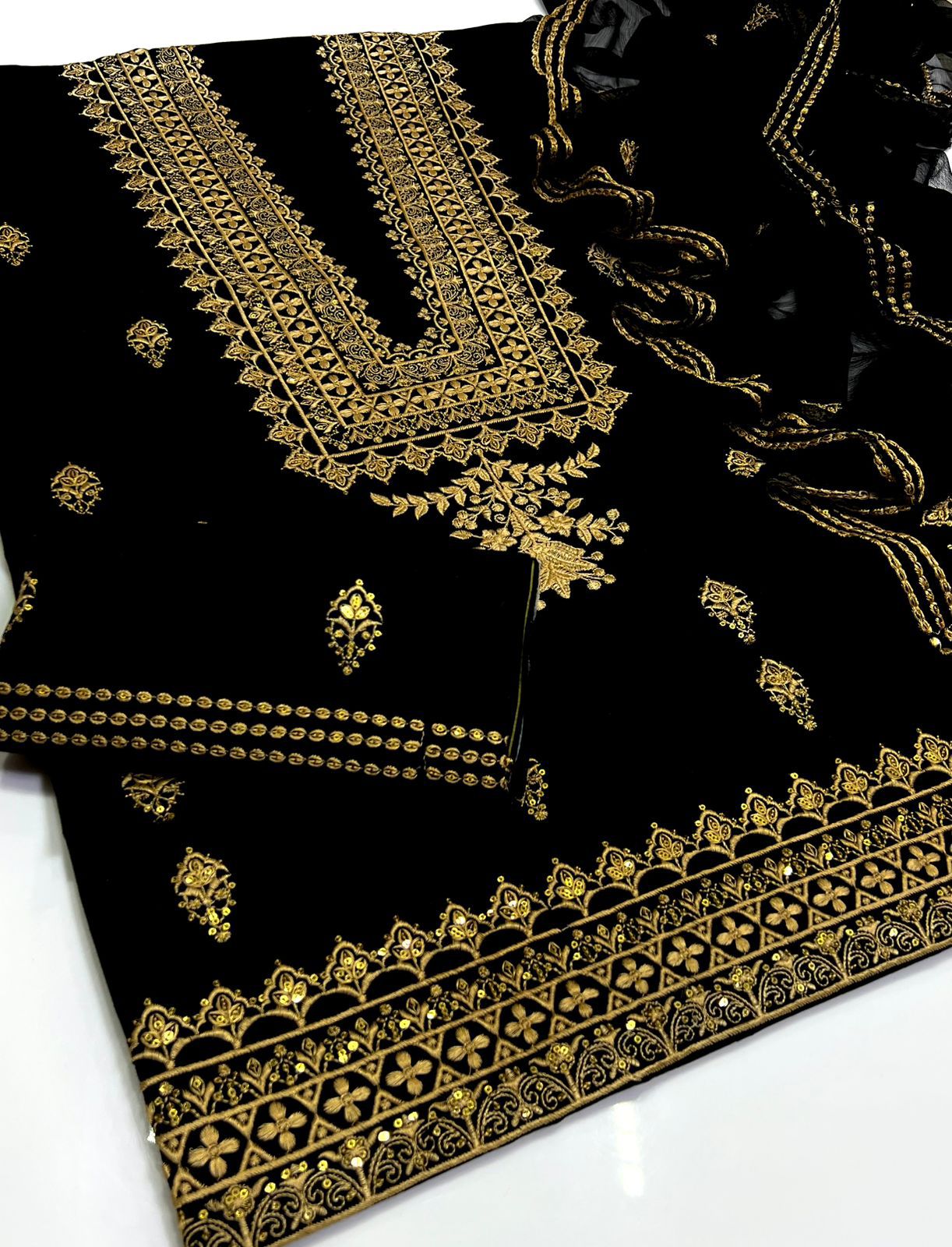 Eid Collection 2K26 – 3 Pcs Lawn / Cotton Hit Traditional Embroidery Suit